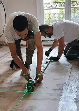 Technicien de l'entreprise Du bois au marbre au travail