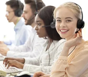 une hotline au travail, jeune fille souriante en premier plan