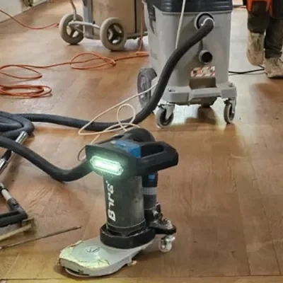 Machine los de la rénovation d'un parquet