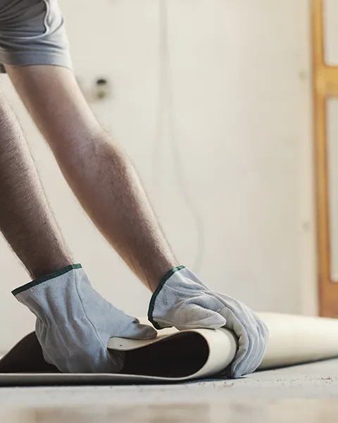 Personne enlevant de la moquette